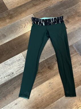 Lululemon size 10 Forest Green Active Leggings with Patterned Waistband